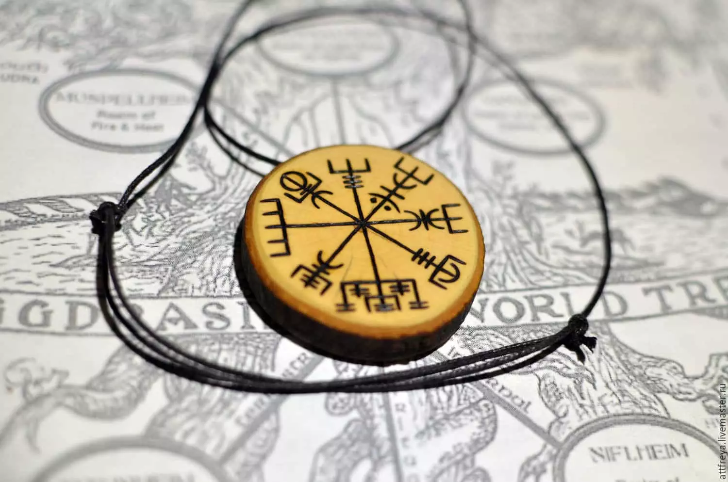 Runic Compass Veggizir – Pointer of the Right Way